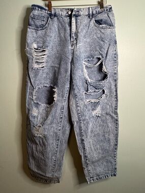 Distressed Light Wash Blue Ripped Jeans (1X)